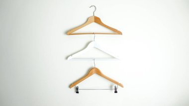 Wall Monochrome Renk Minimum Tasarımı Üzerine Üç Farklı Boş Askı 