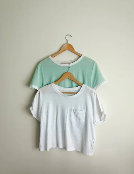 Två T-shirt som hänger på Hanger Minimal Design — Stockfoto