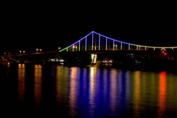 Киевский Мост Ночью Огнями Красочными Отражениями Воде — стоковое фото