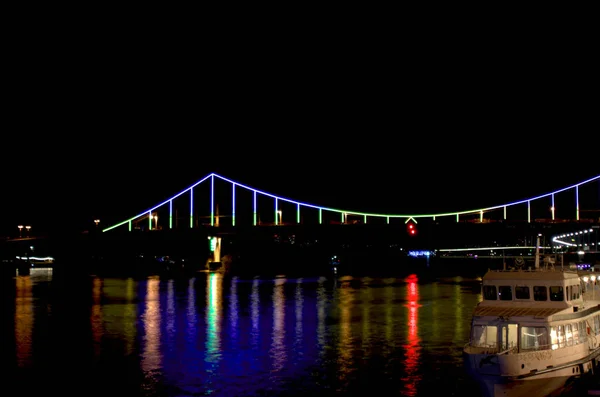 基辅大桥在夜间灯火通明 水面上反射五彩斑斓 — 图库照片