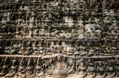 Kamboçya 'da Budist heykelinin kumtaşı oymacılığı