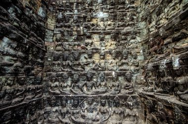 Kamboçya 'da Budist heykelinin kumtaşı oymacılığı