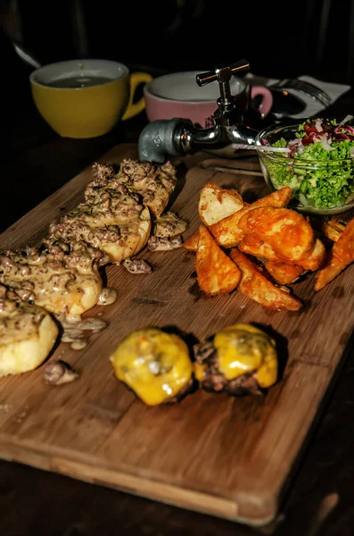 Läcker Köttbulle Med Ostliknande Kilar Och Sallad — Stockfoto