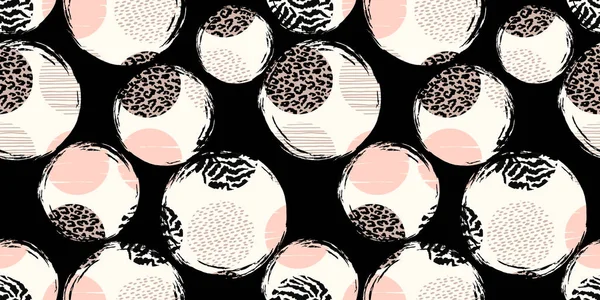 Abstracte geometrische naadloze patroon met animal print en cirkels. — Stockvector