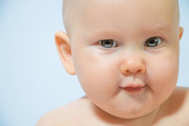 homojen bir arka plan bir ciddi çocuk yakın çekim portresi