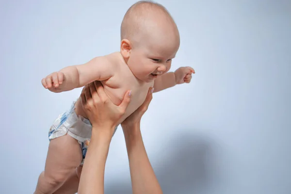 Zachte Handen Van Een Zorgzame Moeder Met Een Pasgeboren Jongen — Stockfoto