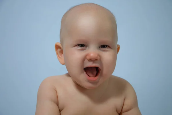 Στήθος Πορτρέτο Του Γέλιο Μωρού Γκρο Πλαν Ομοιόμορφο Φόντο — Φωτογραφία Αρχείου