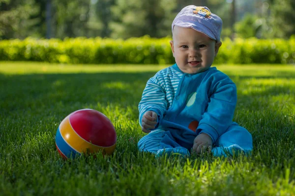 Bébé Assis Sur Herbe Douce Dans Parc Ville Avec Balle — Photo