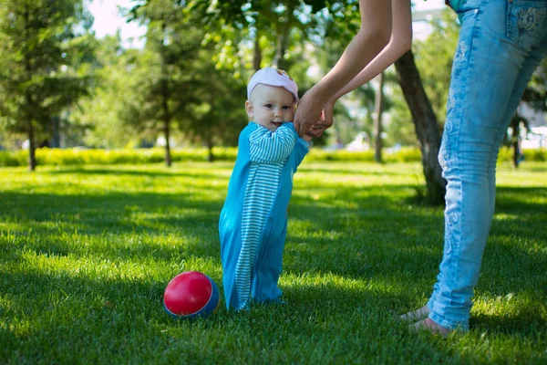 Eine Fürsorgliche Mutter Lehrt Ihr Baby Einem Sonnigen Tag Auf — Stockfoto