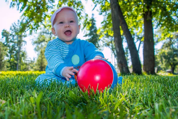Ребенок Сидящий Мягкой Траве Городском Парке Своим Цветным Мячом — стоковое фото