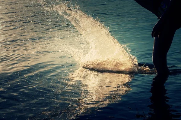 아름 다운 여자 발을 해변에서 물 밝아진 바다 석양 — 스톡 사진