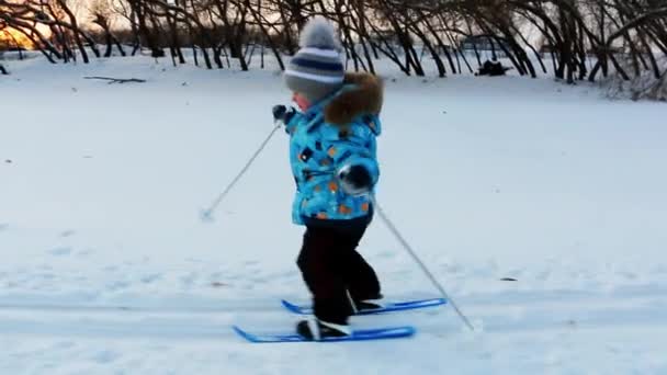 Bambino Tre Anni Impara Sciare Nel Parco Cittadino Sera — Video Stock