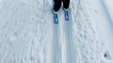 üç yaşında küçük bir çocuk akşam şehirde Park kaymaya öğrenir