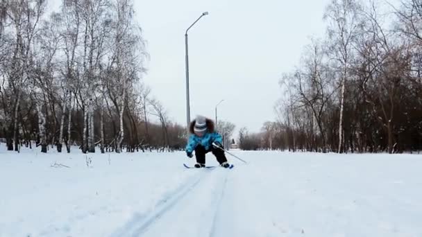 Liten Pojke Tre Lär Sig Att Åka Skidor Staden Park — Stockvideo