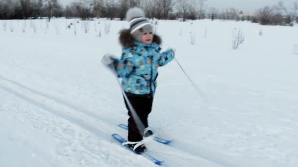 Małego Chłopca Trzech Lat Uczy Się Jeździć Nartach City Park — Wideo stockowe