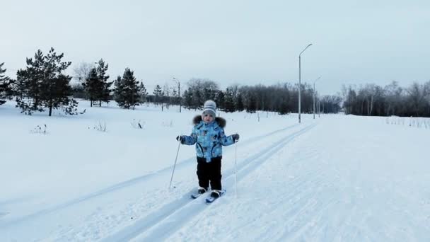 Een Jongetje Van Drie Jaar Leert Skieen Stad Park Avond — Stockvideo