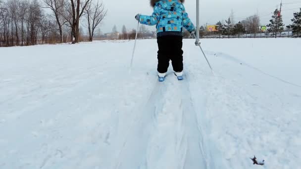 Małego Chłopca Trzech Lat Uczy Się Jeździć Nartach City Park — Wideo stockowe