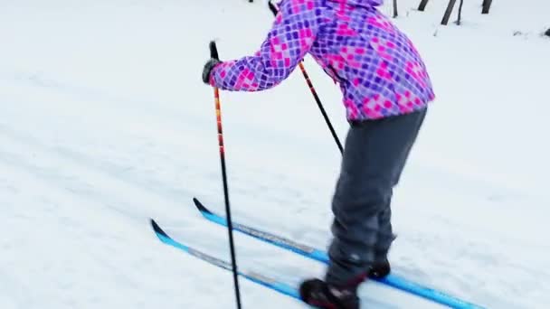 Meisje Jaar Oud Een Helder Roze Jas Leren Skiën Avond — Stockvideo