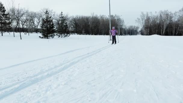 Девочка Лет Ярко Розовой Куртке Научиться Кататься Лыжах Вечернем Городском — стоковое видео