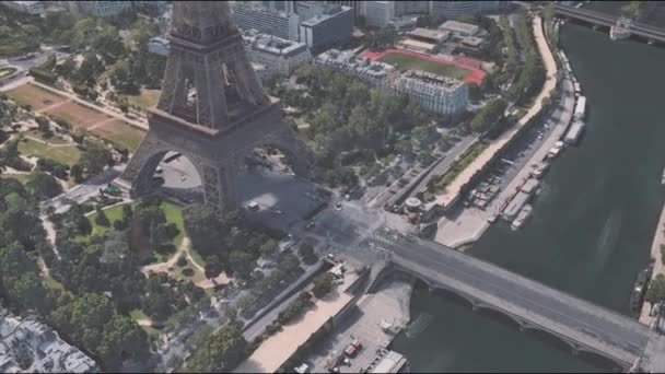Arquitectura en las inmediaciones de la Torre Eiffel en el centro de París — Vídeo de stock