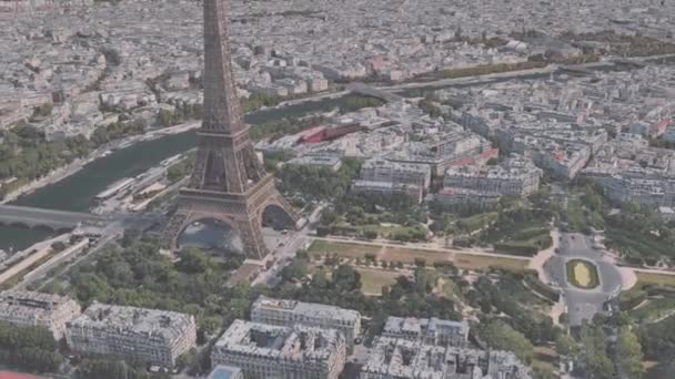 Arkitekturen i närheten av Eiffeltornet i centrala Paris — Stockvideo