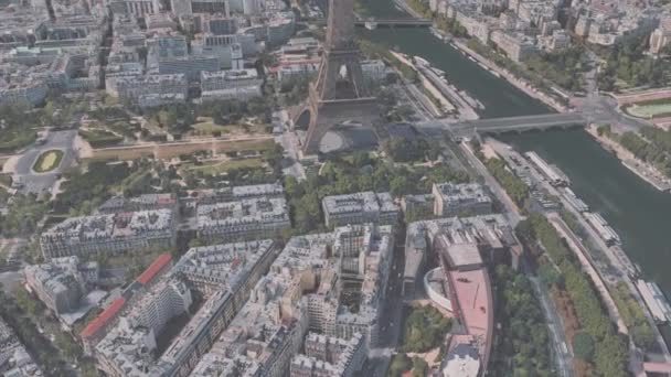Arquitectura en las inmediaciones de la Torre Eiffel en el centro de París — Vídeos de Stock