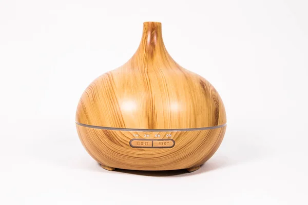 Humidificateur sous la forme d'une lampe à arôme en bois sur fond blanc — Photo