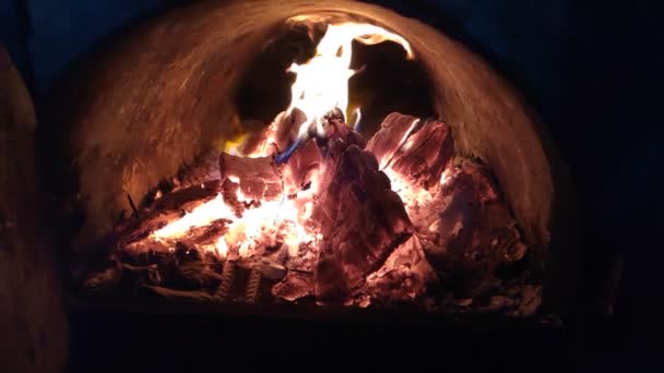 Las llamas fascinantes del fuego en la chimenea. cámara lenta — Vídeo de stock