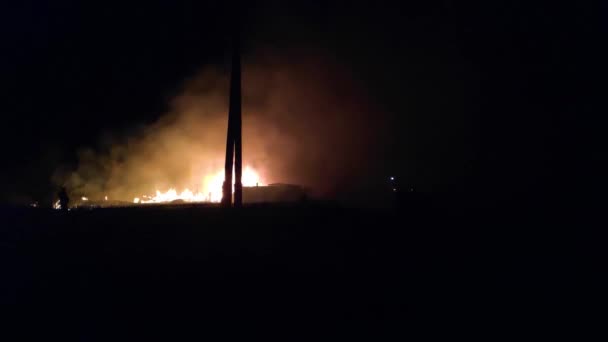 Brillante Resplandor Incendio Noche Siluetas Personas Trabajo Los Bomberos Cámara — Vídeo de stock