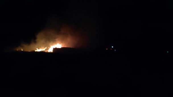 Brilho Brilhante Fogo Noite Silhuetas Pessoas Trabalho Bombeiros Câmera Lenta — Vídeo de Stock