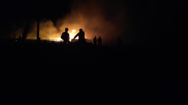 Brillante Resplandor Incendio Noche Siluetas Personas Trabajo Los Bomberos Cámara — Vídeos de Stock