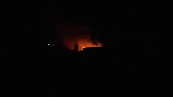 Brillante Resplandor Incendio Noche Siluetas Personas Trabajo Los Bomberos Cámara — Vídeo de stock