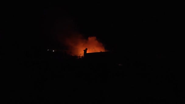 Brilho Brilhante Fogo Noite Silhuetas Pessoas Trabalho Bombeiros Câmera Lenta — Vídeo de Stock