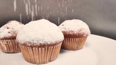 Üzerine pudra şekeri serpiştirilmiş güzel kokulu kek. yavaş çekim