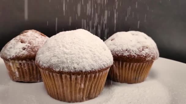 Doftande tårta beströdd med pulversocker. slow motion — Stockvideo