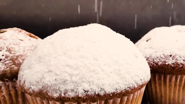 Pastel fragante espolvoreado con azúcar en polvo. cámara lenta — Vídeo de stock