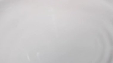 Sütün yüzeyinin dokusu, bir kaseye döküldü. yavaş çekim