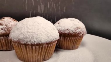 Üzerine pudra şekeri serpiştirilmiş güzel kokulu kek. yavaş çekim