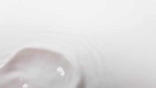la texture de la surface du lait, versé dans un bol. au ralenti 