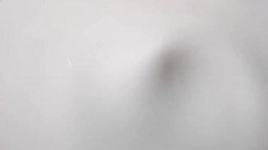 Sütün yüzeyinin dokusu, bir kaseye döküldü. yavaş çekim