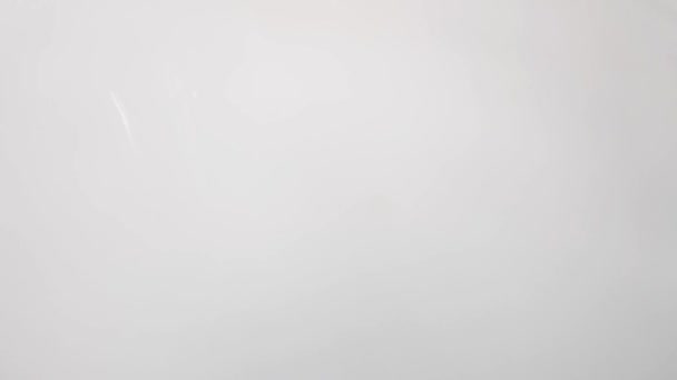 la texture de la surface du lait, versé dans un bol. au ralenti 