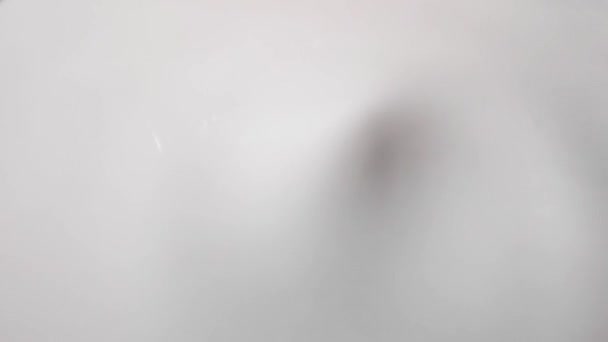 la texture de la surface du lait, versé dans un bol. au ralenti 