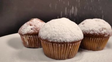 Üzerine pudra şekeri serpiştirilmiş güzel kokulu kek. yavaş çekim