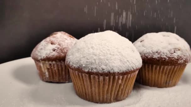 Pachnące ciasto posypane cukrem pudrem. zwolniony ruch — Wideo stockowe