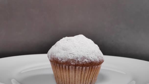 Pastel fragante espolvoreado con azúcar en polvo. cámara lenta — Vídeos de Stock