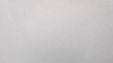 Sütün yüzeyinin dokusu, bir kaseye döküldü. yavaş çekim