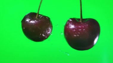 vişne meyveleri kesilmiş, yanlara meyve suyu püskürtme. yavaş çekim