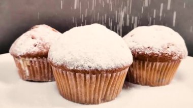 Üzerine pudra şekeri serpiştirilmiş güzel kokulu kek. yavaş çekim