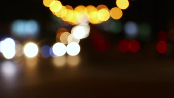 Suddig bil ljus vid korsningen av den stora natten staden — Stockvideo