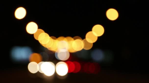 Luces borrosas en el cruce de la gran ciudad nocturna — Vídeos de Stock